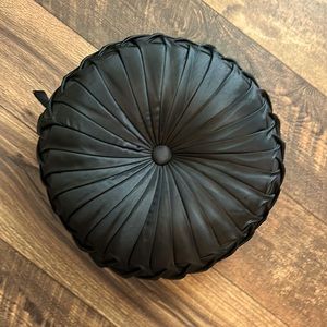 Accent pillow…black.. round. 12”